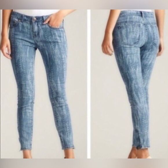 We the FREE PEOPLE Blue Feather Print Skinny Cropped Ankle Zip Jeans SZ 31 Boho - Picture 1 of 7